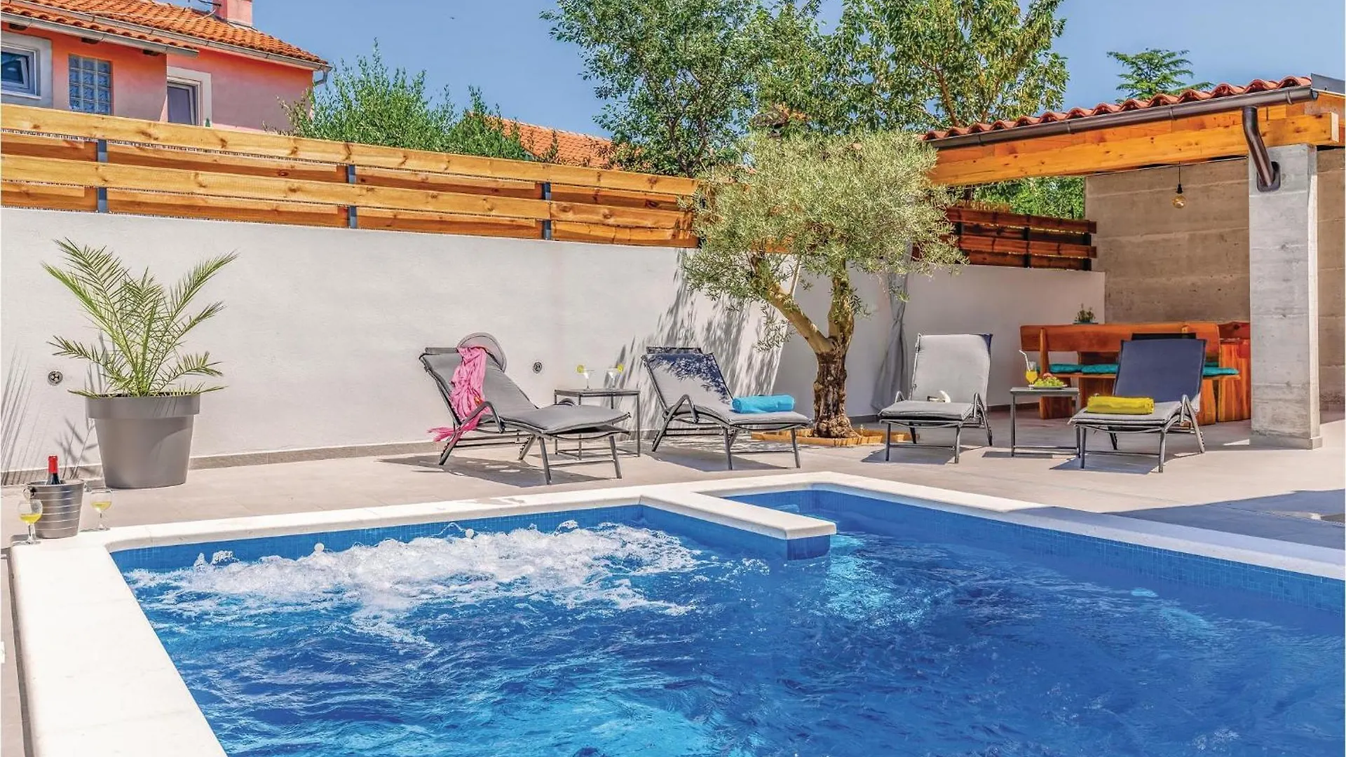 1 Bedroom Stunning Apartment In Pula